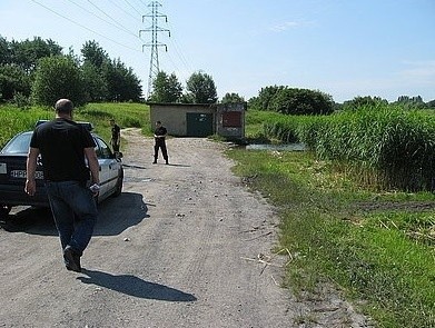 Policjanci z Piekar w rejonie zbiornika, w którym 36-letnie kobieta chciała popełnić samobójstwo