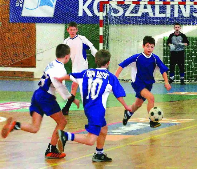 Bałtyk Koszalin (ciemne stroje) pokonał Ósemkę Kołobrzeg 2:1.