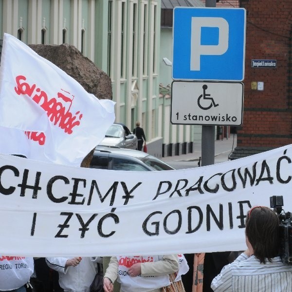 Nauczyciele ostrzegali przed strajkiem jeszcze w kwietniu. Pikietowali pod Urzędem Wojewódzkim w Bydgoszczy