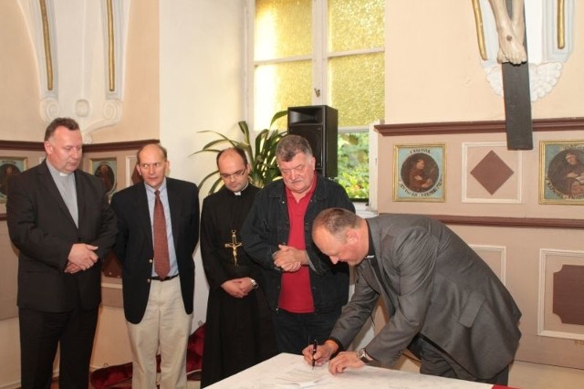 Umowę podpisuje ksiądz rektor Wspólnoty Pallotynów na Karczówce, Jan Oleszko.