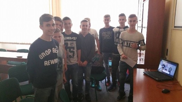 Tak losowanie grup eliminacyjnych MiniEuro 2017 oglądali w szkole gimnazjaliści z Daleszyc.