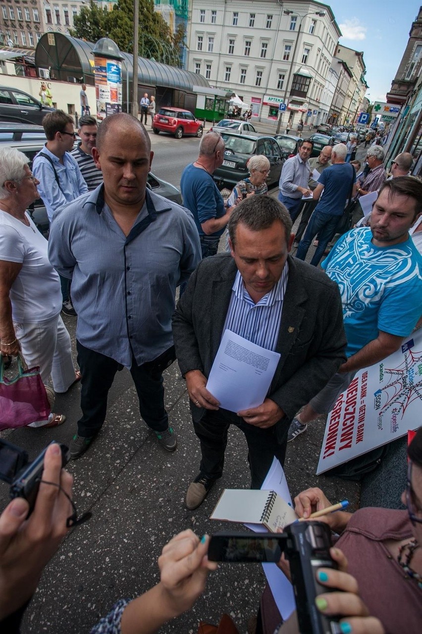 Protest przed Get In Bankiem na Śniadeckich...