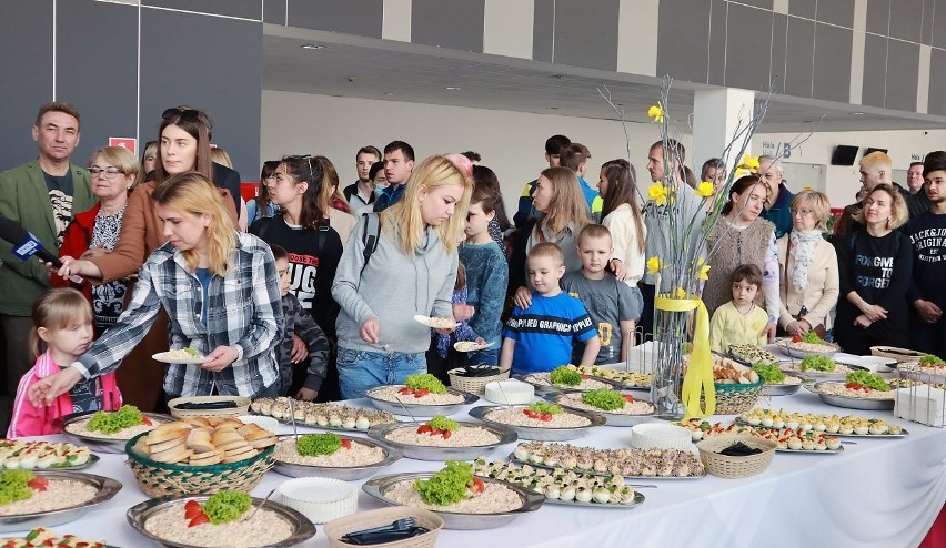 Wielkie ukraińskie śniadanie wielkanocne w łódzkiej hali Expo przygotowano 2 tysiące porcji