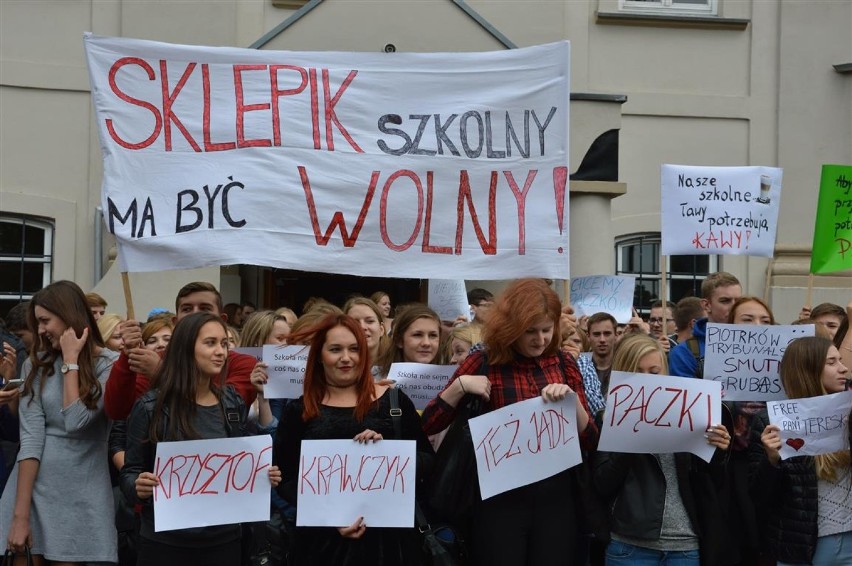 Zakaz sprzedaży śmieciowego jedzenia w szkołach. Protest piotrkowskich licealistów [ZDJĘCIA]