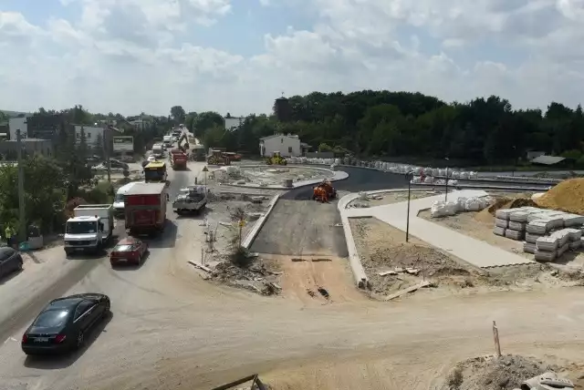 Na rondzie u zbiegu Tomaszowskiej i Jędrzejowskiej układany jest asfalt. Za tydzień można będzie pojechać jedną stroną tego ronda.