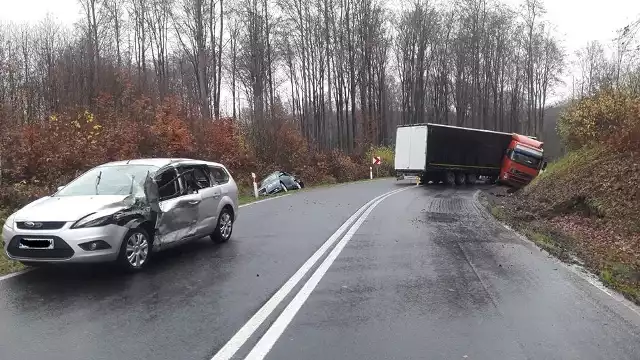 Zderzyły się trzy samochody. Poszkodowane zostały dwie osoby, w tym jedna trafiła do szpitala. Droga krajowa na tym odcinku była zablokowana przez kilka godzin. Na miejscu działali strażacy z Miastka i Piaszczyny, dwa zespoły ratownictwa medycznego, policja. 