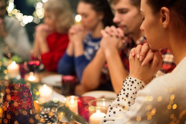 Spotkanie przy świątecznym stole połączmy z modlitwą o błogosławieństwo domu