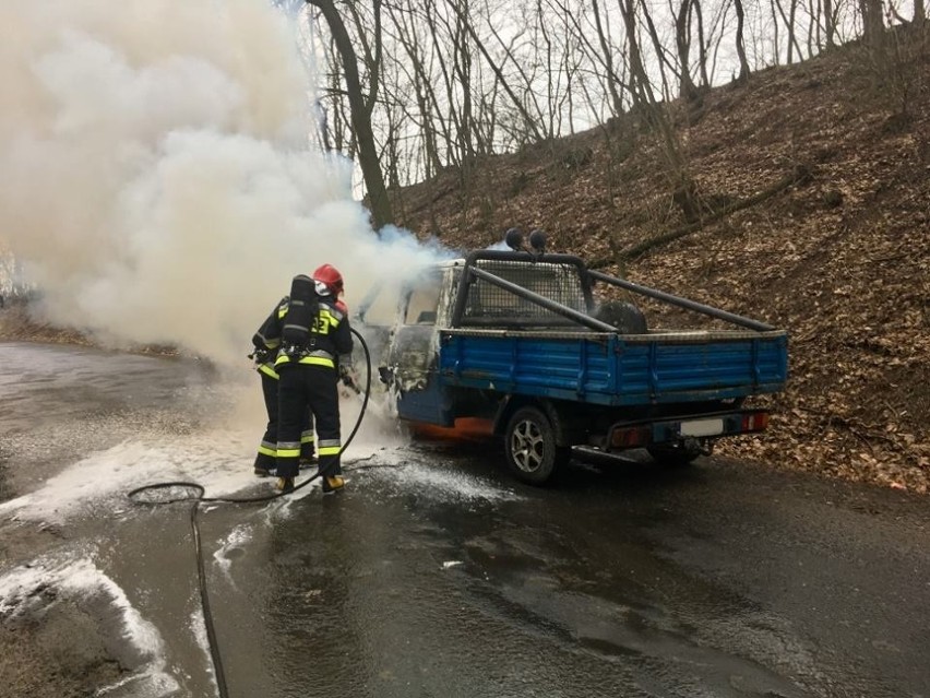Pożar samochodu dostawczego przy autostradzie A4 (ZDJĘCIA)
