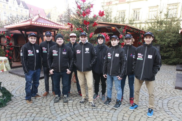 Na Rynku. Od lewej Vaclav Milik, Michael Jepsen Jensen, Piotr Baron, Maciej Janowski, Tomasz Jędrzejak, Tai Woffinden, Adrian Gała, Damian Dróżdż i Maksym Drabik.