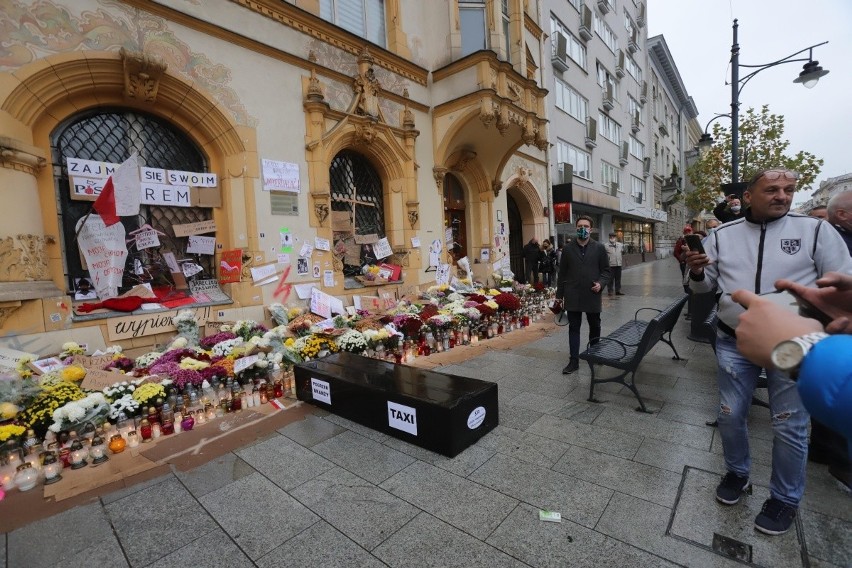 Protest taxi w Łodzi. Taksówkarze domagają się wsparcia od państwa