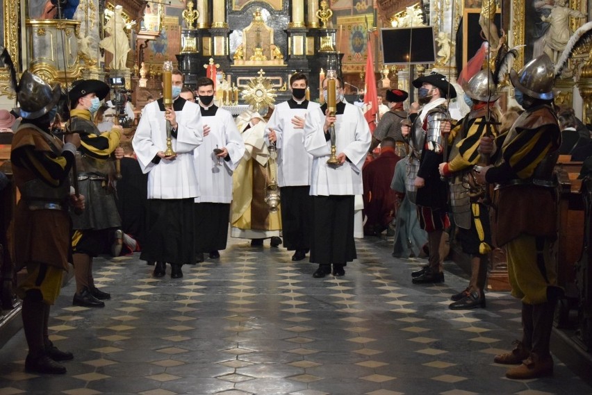 Wielkanoc 2021. Uroczysta rezurekcja w katedrze w Sandomierzu. Bardzo ważne słowa biskupa Krzysztofa Nitkiewicza [DUŻO ZDJĘĆ] 