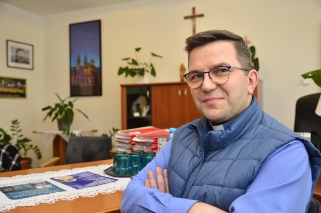 Ksiądz Marcin Janecki od 2017 roku pełni funkcję dyrektora Caritas Archidiecezji Poznańskiej