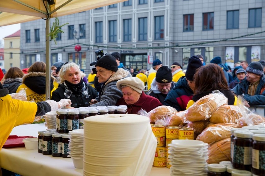 Białystok. Wigilia Miejska 2015. Rozdali 12 tys. pierogów (zdjęcia, wideo)