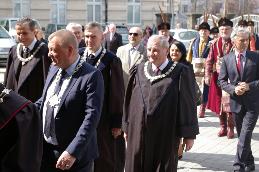 Gorlice. Cech Rzemiosł i Przedsiębiorczości ma nowy sztandar. Uroczyste poświęcenie w bazylice