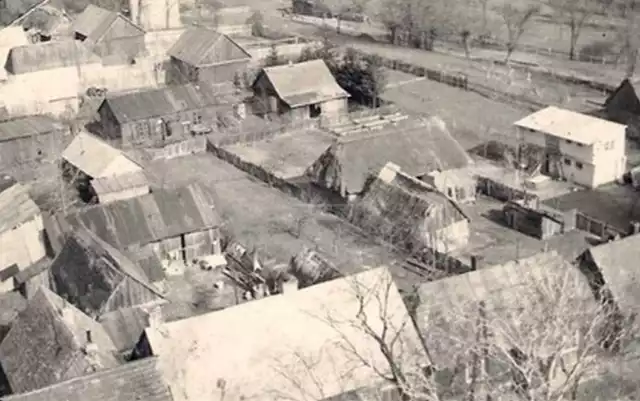 Jak wyglądało Lipsko oraz inne miejscowości w powiecie na przełomie różnych epok XIX, XX wieku oraz w latach II wojny światowej? Prezentujemy zdjęcia najbardziej znanych miejsc jak również tych nieco już zapomnianych. Zobaczcie, jak prezentowały się różne zakątki ziemi lipskiej na starych fotografiach. Na zdjęciu budynki przy ulicy Kościuszki i Soleckiej w Lipsku - 1965 rok>