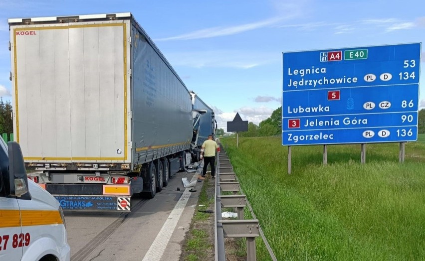 Wypadek trzech ciężarówek na A4 pod Wrocławiem. Duże utrudnienia [ZDJĘCIA]