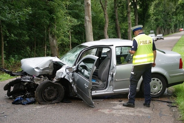 Z wstępnych ustaleń wynika, że 55-letni kierowca wv bora, mieszkaniec województwa śląskiego, na prostym odcinku drogi zjechał na przeciwny pas ruchu, po czym uderzył w przydrożne drzewo.