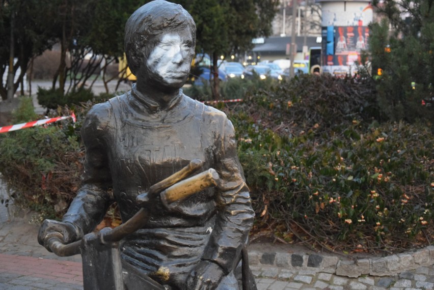 Stojący w centrum Gorzowa pomnik Edwarda Jancarza, został...