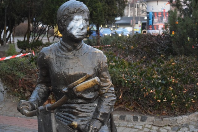 Stojący w centrum Gorzowa pomnik Edwarda Jancarza, został zdewastowany! Nieznany sprawca pomalował twarz postaci żużlowca białą farbą. To pierwszy taki przypadek w 13-letniej historii tego pomnika. Pomnik stanął u zbiegu ulic: Strzeleckiej i Chrobrego w 2005 r. Postawiła go grupa miłośników miasta, do której należy Jerzy Synowiec, były prezes żużlowej Stali Gorzów. Przez ten czas wielokrotnie był przyozdabiany np. w koszulki czy szaliki Stali lub reprezentacji Polski. Kilka miesięcy temu pomnik został nawet ubrany w koszulkę z napisem: konstytucja. Do tej pory nikt jednak nie ważył się go zdewastować.Pomalowanie pomnika Jancarza nie jest pierwszym przypadkiem uszkodzenia pomników w Gorzowie. Postać Szymona Giętego regularnie traci fajerkę (złodzieje zabrali ją już około dziesięć razy). Zamontowana koło magistratu głowa „prezydenta” Zenona Bauera została skradziona niedługo po tym, gdy została odsłonięta. Znikały też tablice informacyjne sprzed pomnika Pawła Zacharka na bulwarze czy Papuszy w Parku Wiosny Ludów.Pogrzeb Janusza Nasińskiego, byłego prezesa Stali Gorzów. WIDEO:PRZECZYTAJ TEŻ: Bartosz Zmarzlik nominowany w plebiscycie na najlepszych sportowcówOglądaj mecze Ekstraklasy na żywo online w Player.pl >>>;nfOglądaj mecze lig zagranicznych na żywo online w Player.pl >>>;nfEkstraklasa w serwisach regionalnych:Oglądaj mecze Ekstraklasy na żywo online w Player.pl >>>;nfLigi zagraniczne w serwisach regionalnych:Oglądaj mecze lig zagranicznych na żywo online w Player.pl >>>;nfAlan RogalskiObserwuj autora tekstu na TwitterzeChcesz na bieżąco śledzić sportowe newsy z Ziemi Lubuskiej, Polski oraz świata? Polub naszą stronę na Facebooku!