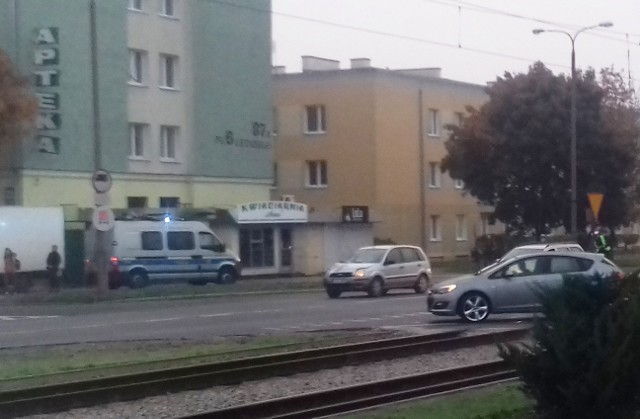 Do groźnego wypadku doszło dziś o poranku na przejściu dla pieszych przy ul. Wojska Polskiego na Kapuściskach, w pobliżu ul. Planu 6-letniego. Osobowy ford potrącił tam na pasach kobietę.- Zgłoszenie otrzymaliśmy o godz. 6.50 - m&oacute;wi podkom. Przemysław Słomski z Zespołu Prasowego Komendanta Wojew&oacute;dzkiego Policji w Bydgoszczy. - Do potrącenia doszło na przejściu w pobliżu ul. Planu 6-letniego. 56-letnia kobieta, kt&oacute;ra ucierpiała w zdarzeniu, z poważnymi obrażeniami ciała trafiła do szpitala. 30-letni kierowca był trzeźwy. Policjanci zatrzymali mu prawo jazdy i teraz wyjaśniają okoliczności zdarzenia.Siła uderzenia była jednak dość duża, bo auto zatrzymało się kilka metr&oacute;w za przejściem. Wypadek spowodował też spore utrudnienia w ruchu. Pojazdy jadące od strony Zachemu w pobliżu miejsca wypadku poruszały się tylko jednym pasem i aby wjechać w ul. Planu 6-letniego musiały objechać skrzyżowanie. To spowodowało ogromne korki. Na dodatek zdarzenie zbiegło się z awarią zasilania trakcji tramwajowej na rondzie Fordońskim. Pasażerowie z Kapuścisk musieli więc rano uzbroić się w cierpliwość.Przypomnijmy, że to niejedyny wypadek w tym tygodniu na przejściu dla pieszych przy ul. Wojska Polskiego. W miniony poniedziałek wieczorem samoch&oacute;d ciężarowy potrącił starszą kobietę na ul. Wojska Polskiego na wysokości ul. Polnej. Niestety kobieta we wtorek wieczorem zmarła.Pogoda (18   19-20.10.2017) źr&oacute;dło: TVN Meteo/x-news&lt;script class=&quot;XlinkEmbedScript&quot; data-width=&quot;640&quot; data-height=&quot;360&quot; data-url=&quot;//get.x-link.pl/6779338e-efaa-3566-52ef-831f8c9a1c96,eb4a513e-ca83-4396-4171-0c5a622e3bc6,embed.html&quot; type=&quot;application/javascript&quot; src=&quot;//prodxnews1blob.blob.core.windows.net/cdn/js/xlink-i.js&quot;&gt;&lt;/script&gt;