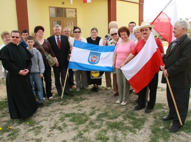 Pielgrzymi zabrali ze sobą flagę miejską przekazaną przez burmistrza Tadeusza Dubickiego i wiceprzewodniczącego rady Romana Rojka.