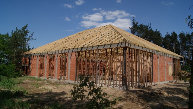 Więźba dachowa z gotowych wiązarów kratowych to ciekawa alternatywa dla tradycyjnej konstrukcji, wykonywanej na miejscu budowy.