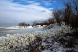 Lód wyrzucony na brzeg. Zalew Wiślany po "tsunami"