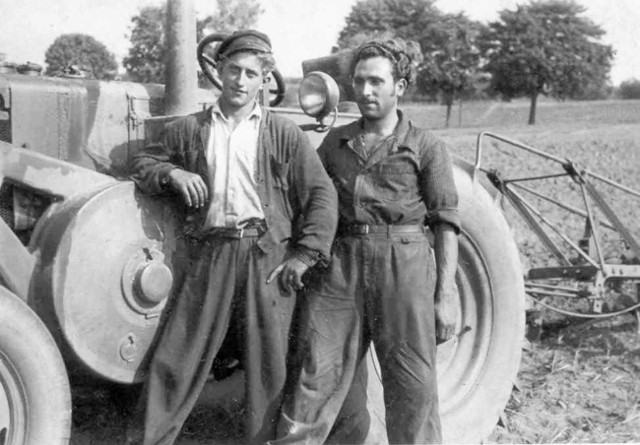 Gdy weszli Ruscy, udawaliśmy Polaków - wspomina Gerhard. - Żaden z sąsiadów nie doniósł, że jesteśmy Niemcami. Na zdjęciu Gerhard (z lewej)już jako traktorzysta w PGR w latach 50.