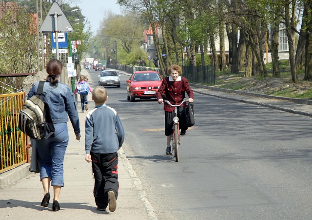 Ulica Bałtycka jest wąska, mocno zniszczona przez tiry. Bezpieczniejsze po zmianach powinny być dzieci i rowerzyści, których nie trudno tu spotkać.