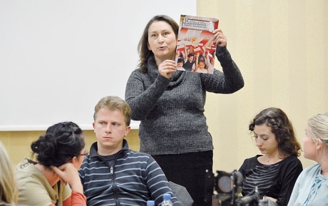 Anna Gościcka podczas posiedzenia komisji edukacji pokazywała numer biuletynu informacyjnego kuratorium podlaskiego. Na jego okładce znalazło się zdjęcie jej syna jako ilustracja dobrego przygotowania szkół do przyjęcia młodszych dzieci