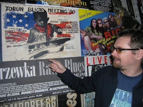 Na ścianie w gabinecie szefa studenckiego  klubu na Bielanach wisi na honorowym miejscu  plakat z pierwszego Blues Meetingu.