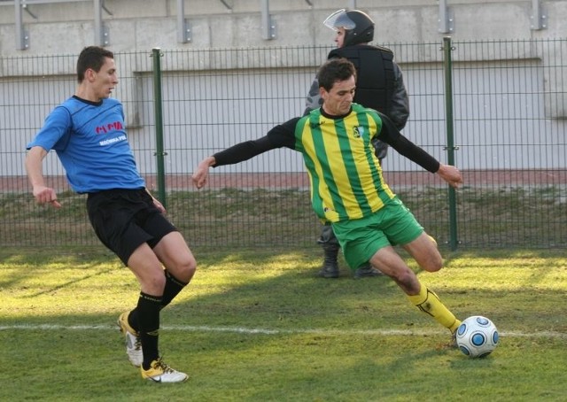 Tomasz Wolan (z piłką) będzie w nowym sezonie grał w zespole Wisły Sandomierz