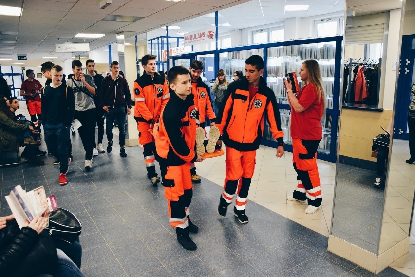 Licealiści ze Skłodowskiej z Ożarowa uczą, jak ratować życie. Przyjeżdżają do nich naukowcy z Kielc i Lublina