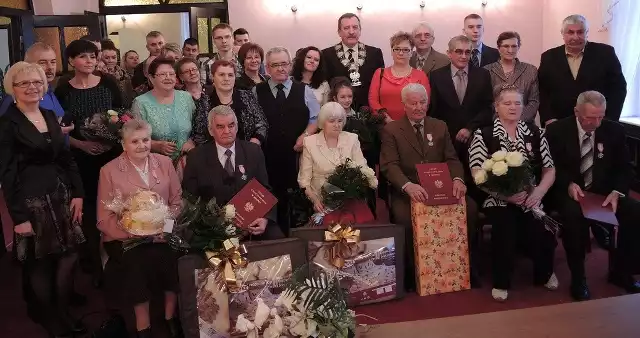 W Urzędzie Stanu Cywilnego w Miastku trzy pary obchodziły jubileusz długoletniego pożycia małżeńskiego. Teresa i Stanisław Ambroziakowie - złote gody, Wanda i Klemens Janta - Lipińscy  - szmaragdowe gody, Zofia i Aleksander Styrenczakowie - diamentowe gody. 