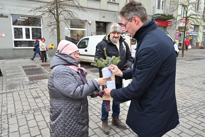 Świąteczne życzenia od Adama Jarubasa. Europoseł rozdawał choinki w Kielcach [WIDEO, ZDJĘCIA] 