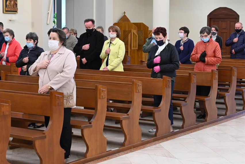 Setna rocznica urodzin Jana Pawła II. Tak modliliśmy się w kieleckich kościołach. Msze święte odprawili księża biskupi [ZDJĘCIA]