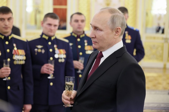 Władimir Putin jest wyraźnie pod wpływem alkoholu - w dłoni ma kieliszek