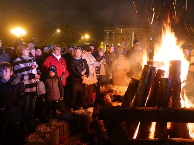 Po Apelu pamięci Lucjusz Nadbereżny Prezydent Miasta Stalowej Woli po raz siódmy rozpalił Ognisko Patriotyzmu