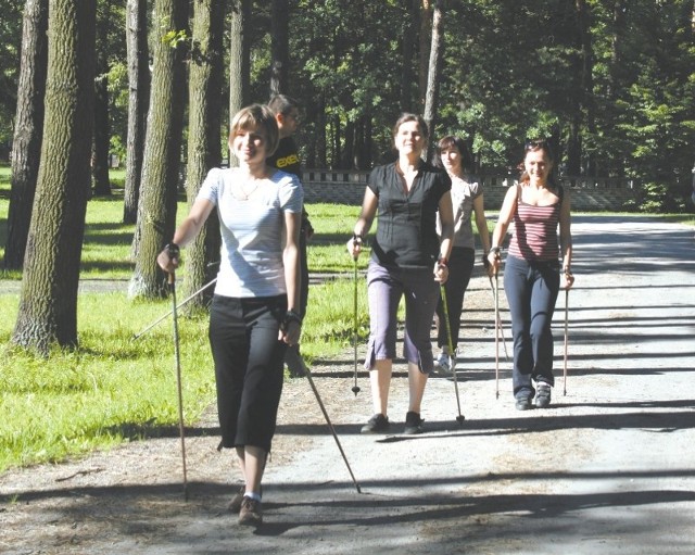 Nordic Walking to bardzo popularna forma rekreacji. Ma zwolenników także u nas i coraz częściej widzimy ludzi maszerujących z kijkami przez puszczę.