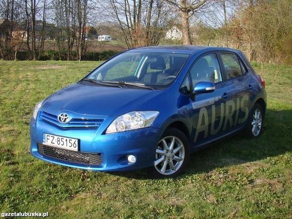 Toyota auris zagwarantuje nam niskie zużycie paliwa. Emituje też do atmosfery dużo mniej dwutlenku węgla.