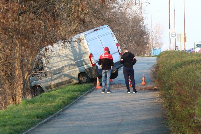 Do zdarzenia z udziałem osobówki oraz busa doszło w czwartkowe (24 września) wczesne popołudnie