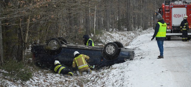 Dachowanie na DW 209 koło Jutrzenki. Dwie osoby trafiły do szpitala.