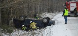 Dachowanie na DW 209 koło Jutrzenki. Dwie osoby trafiły do szpitala [ZDJĘCIA, WIDEO]