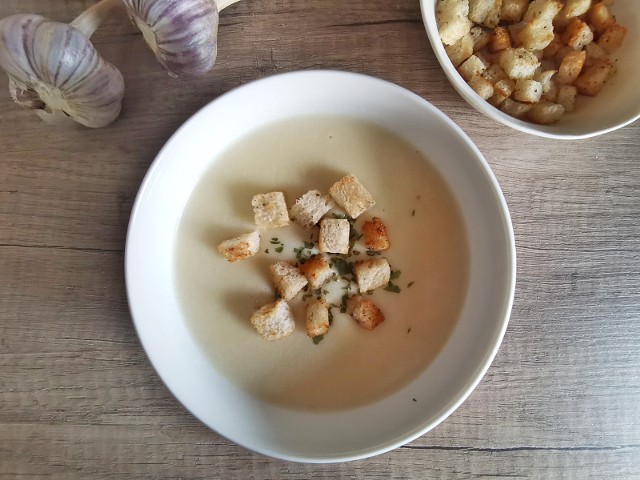 Pyszna i aromatyczna zupa czosnkowa z serkiem mascarpone. Zobacz, jak ją przygotować. Kliknij w galerię i przesuwaj zdjęcia strzałkami lub gestem.