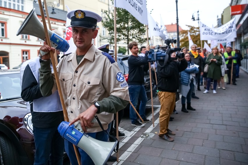 Pracownicy Wód Polskich protestują w Krakowie. Chcą obiecanych podwyżek płac