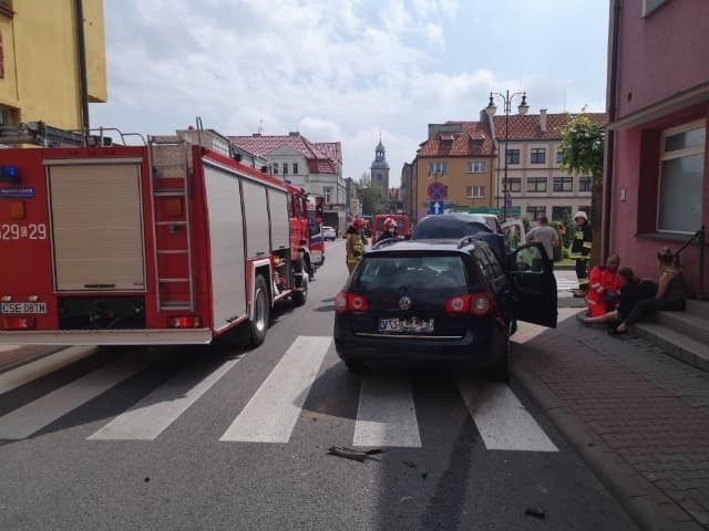 Dziś (19 czerwca) przed godziną 11 na ul. Głównej w Kamieniu Krajeńskim na wysokości urzędu pocztowego doszło do wypadku z udziałem dwóch samochodów osobowych i pieszych. Poszkodowane zostały trzy osoby. - Kierowca fiata zatrzymał się przed przejściem dla pieszych, a w jego tył uderzył volkswagen passat. Przed przejściem stały trzy osoby: mężczyzna oraz kobieta z dzieckiem w wózku. W wyniku tego zdarzenia potrącony został 60-latek oraz 16-miesięczna dziewczynka. Dziecko z otarciami głowy trafiło do szpitala w Bydgoszczy, mężczyzna z urazem kręgosłupa do Chojnic. Poszkodowana została również 17-letnia pasażerka vw, która także została przetransportowana do Chojnic - informuje st. kpt Robert Liss, rzecznik prasowy KP PSP w Sępólnie.Oprócz tego kierowca fiata dodatkowo uderzył w latarnię. Droga w tym miejscu była całkowicie zablokowana. Policja wyznaczyła objazd ulicą Odrodzenia.