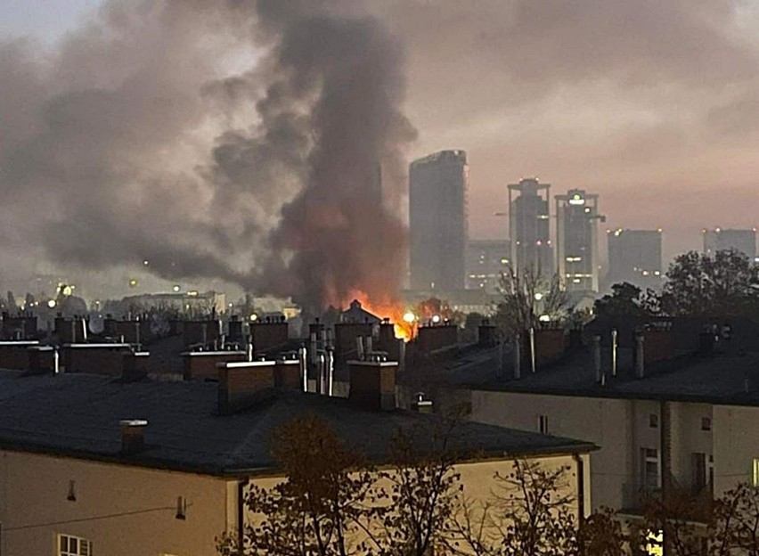 Płonie parowozownia w Katowicach. Wielki pożar wybuchł rano...