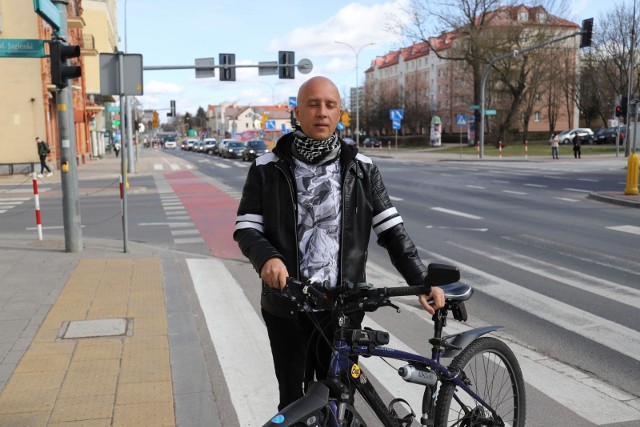 Kierowcy często zwracają uwagę wyłącznie na inne samochody, zapominając o rowerzystach - mówi Bartosz Czarniecki