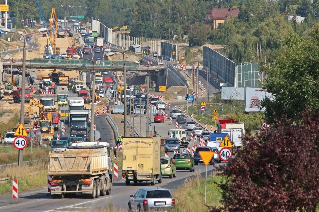 21 września ruch poprowadzono jedną z nowych jezdni DK 94. Kierowcy pokonują trasę przejeżdżając pod nowym wiaduktem.Przesuwaj zdjęcia w prawo - naciśnij strzałkę lub przycisk NASTĘPNE