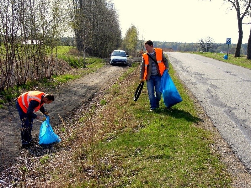 Urzędnicy sprzątali śmieci w Oleśnie